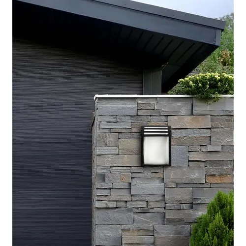 lampa elewacyjna przy wejściu do nowoczesnego budynku