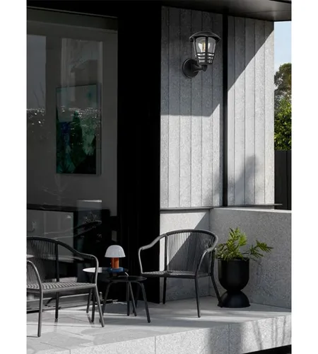 oświetlenie tarasu kinkietami ściennymi