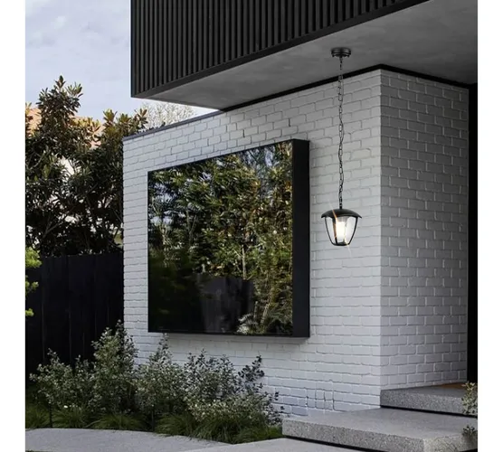 nowoczesna lampa przed wejściem do domu