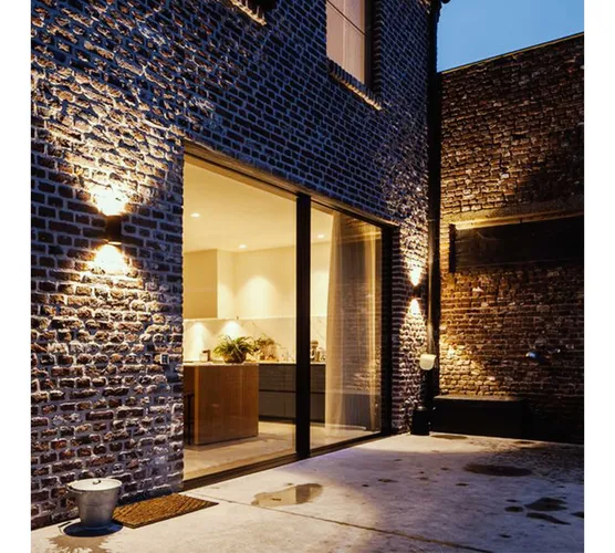 oświetlenie tarasu kinkietami ściennymi LED