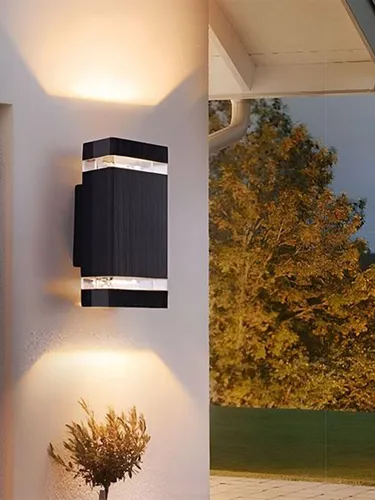 nowoczesnyy kinkiet na białej ścianie domu