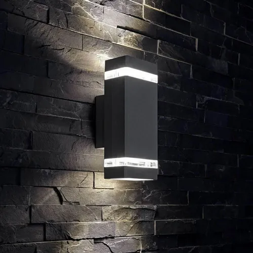 kinkiet zewnętrzny oświetlający elewację domu nocą