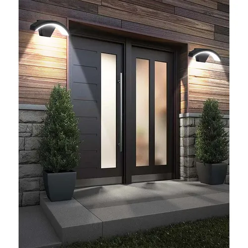 kinkiety LED zamontowane symetrycznie przy drzwiach wejściowych