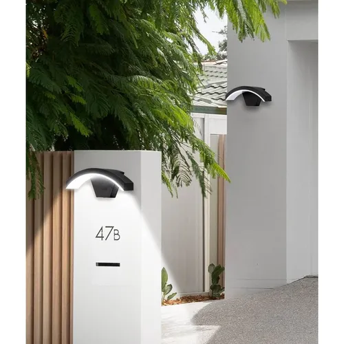 nowoczesna lampa elewacyjna na białej ścianie domu