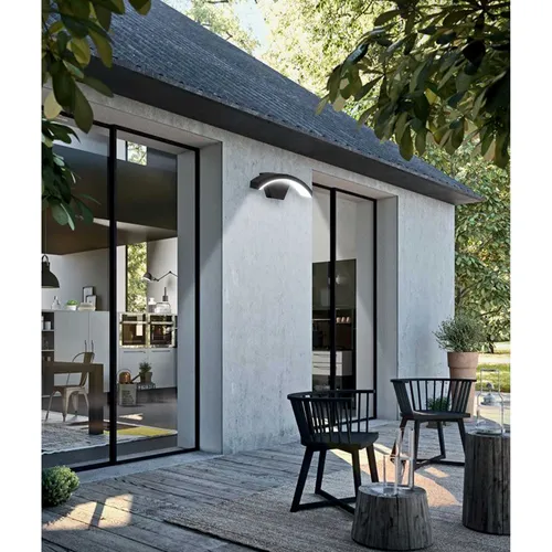 lampa ogrodowa mocowana na tarasie