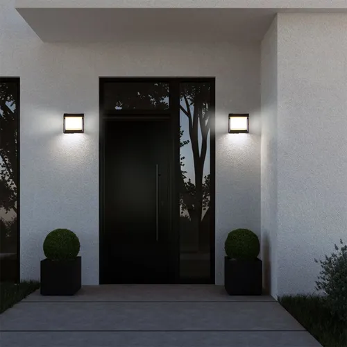 kinkiety LED zamontowane symetrycznie przy drzwiach wejściowych