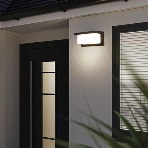 nowoczesna lampa elewacyjna na białej ścianie domu