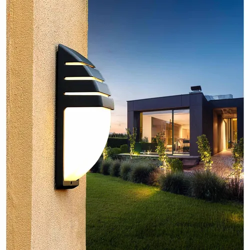 kinkiet czarny mocowany na ścianie budynku