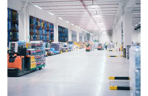 Zastosowanie lamp Highbay – hale, magazyny, sport