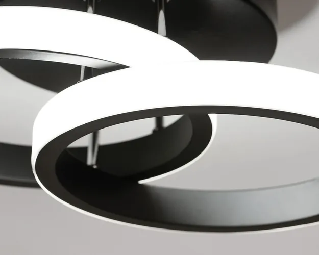 zbliżenie na zintegrowany moduł LED w lampie