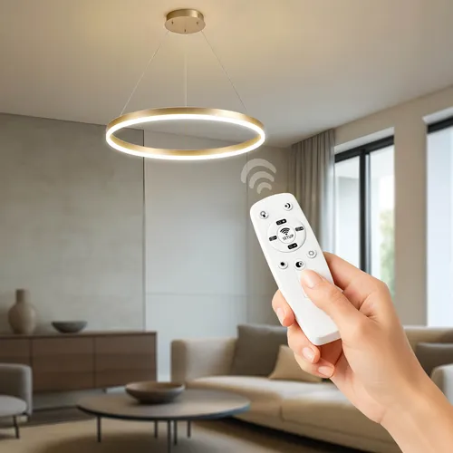 Lampa we wnętrzu salonu nad stolikiem 