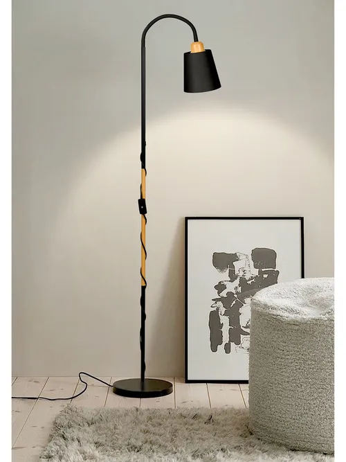 Aranżacja: lampa stojąca LEDLUX obok sofy – nastrojowe doświetlenie salonu