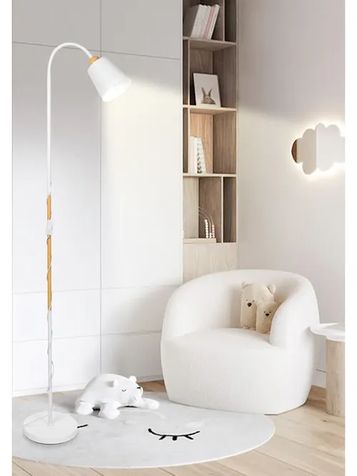 Zbliżenie: biały klosz, włącznik na przewodzie i metal malowany na wzór drewna