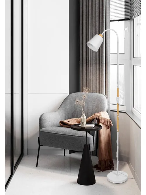 Aranżacja: biała lampa podłogowa LEDLUX przy fotelu – kącik do czytania, motyw drewna (metal malowany)