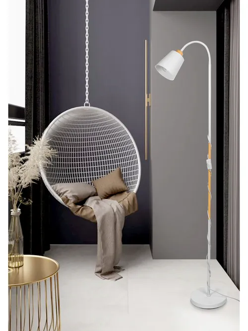Aranżacja: biała lampa stojąca LEDLUX obok sofy – nastrojowe oświetlenie salonu