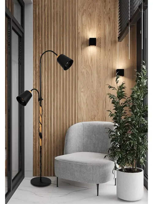 Zbliżenia kloszy i podwójnego włącznika w lampie stojącej LEDLUX z dwoma kloszami