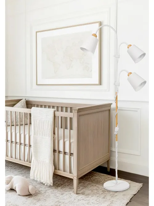 Potrójna lampa stojąca LEDLUX – trzy klosze ustawione pod różnymi kątami