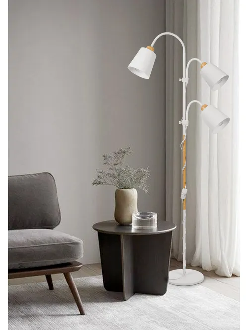 Aranżacja: potrójna lampa podłogowa LEDLUX przy sofie – światło ogólne i punktowe