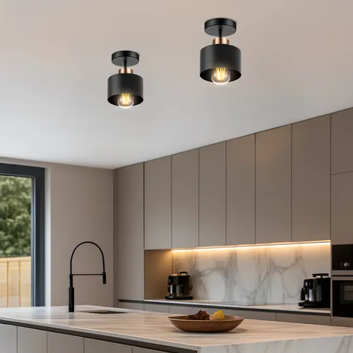 Sufitowa lampa w nowoczesnej kuchni nad wyspą