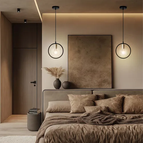 Detal lampy wiszącej loft z czarną obręczą i złotą oprawką