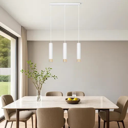 Aranżacja: biało‑złota lampa 3‑punktowa nad stołem w jadalni