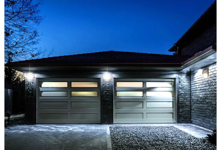 czarna lampa solarna LED z czujnikiem ruchu i zmierzchu