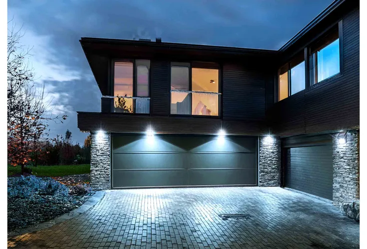 lampa solarna LED z czujnikiem ruchu i zmierzchu przed garażem